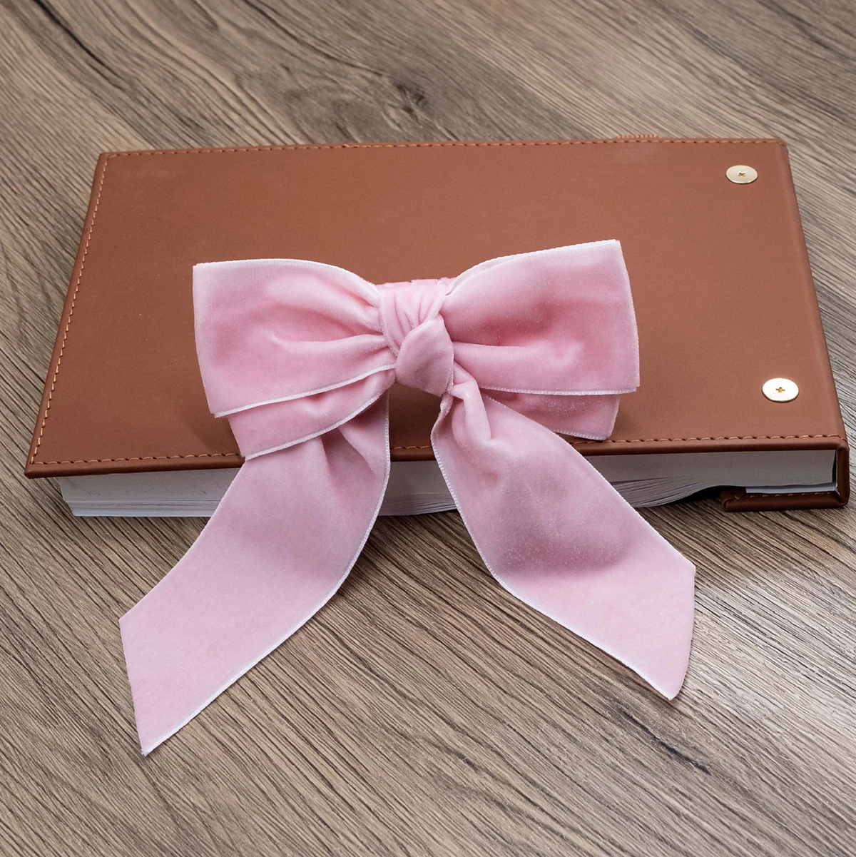 Ronds de serviettes nœuds papillon en velours – Image 5