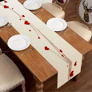 Chemin de table blanc élégant et cœur rouge
