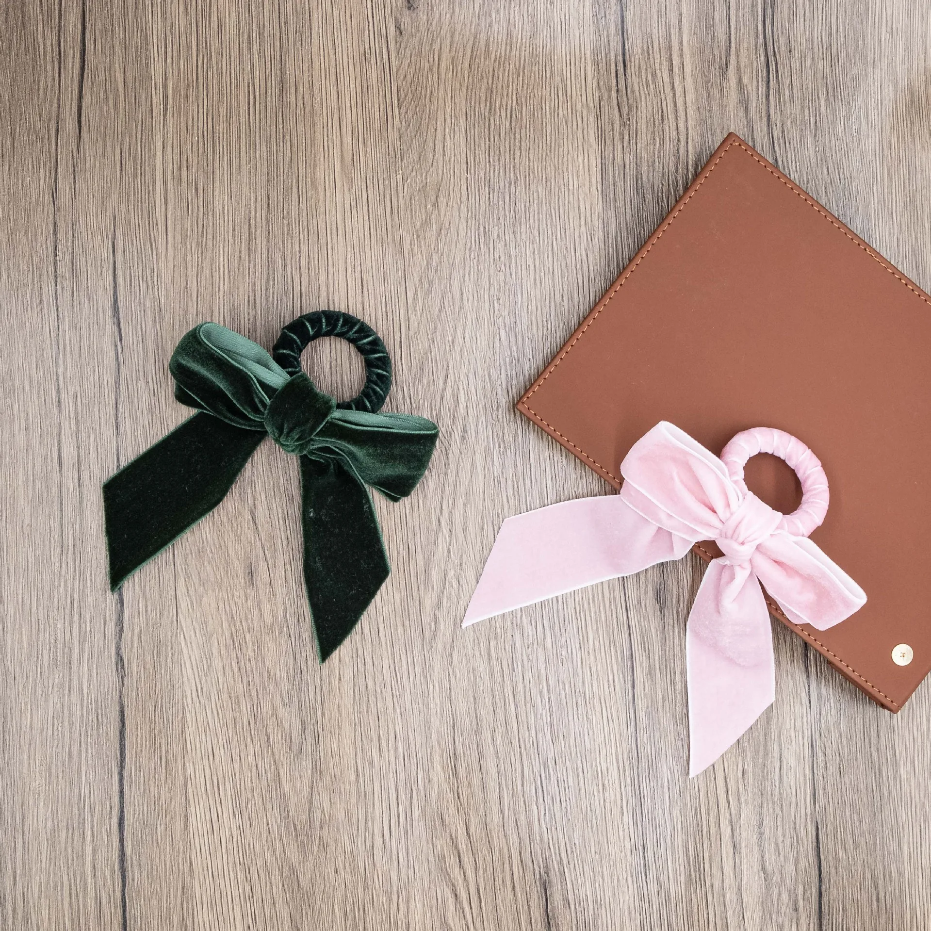 Ronds de serviettes nœuds papillon en velours – Image 3