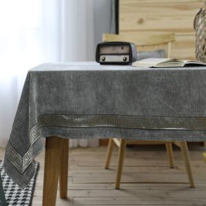 table dressée avec nappe grise