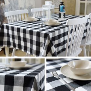 décoration de table avec nappe noir et blanche