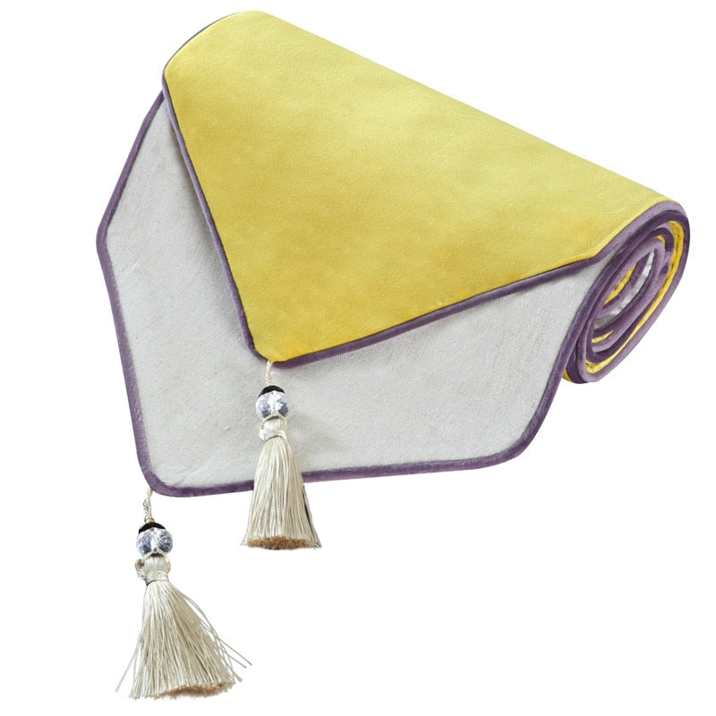 table ornée de chemin jaune