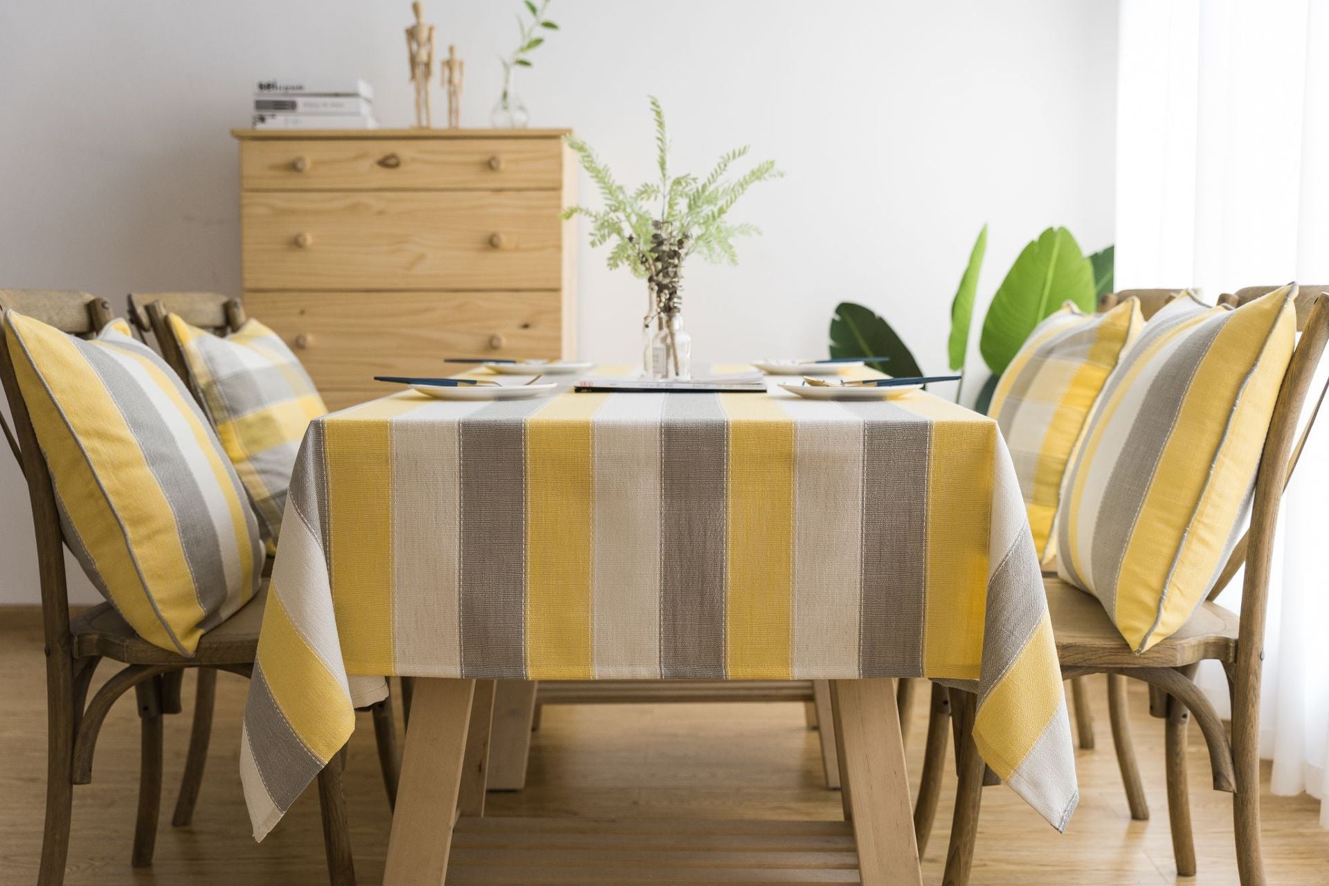 ambiance chic avec nappe grise jaune